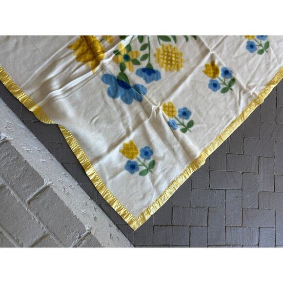 Vintage Floral Blanket With Yellow Satin Trim - Picture 3 of 5